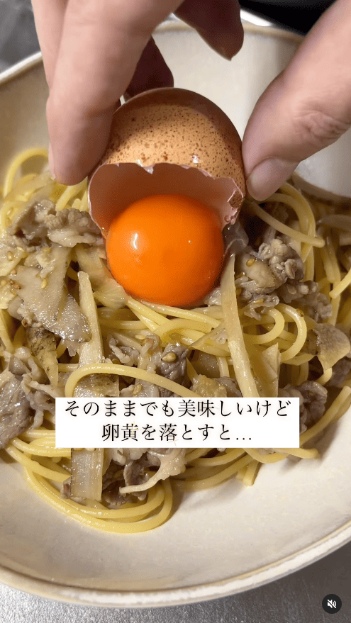 お好みで卵黄をぽとん