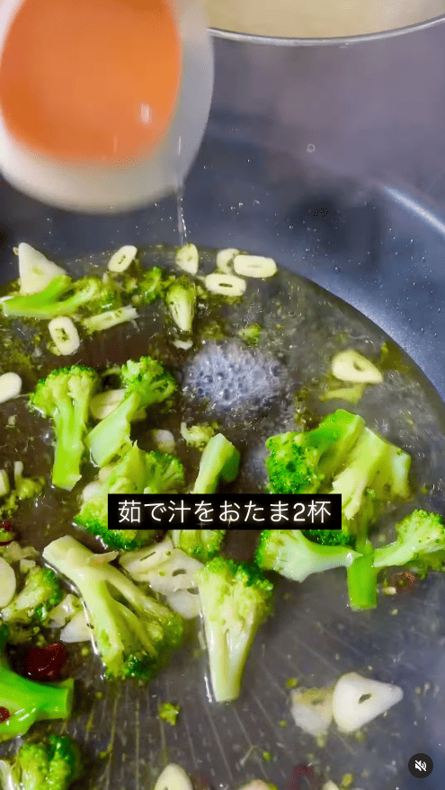 パスタの茹で汁をおたま2杯分加えて、乳化させるように混ぜる