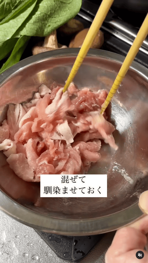 食べや大きさに切った豚こま肉に、料理酒（大さじ1）・ニンニクチューブ（半片分）・塩こしょう（少々）を加え、よく混ぜて馴染ませておく