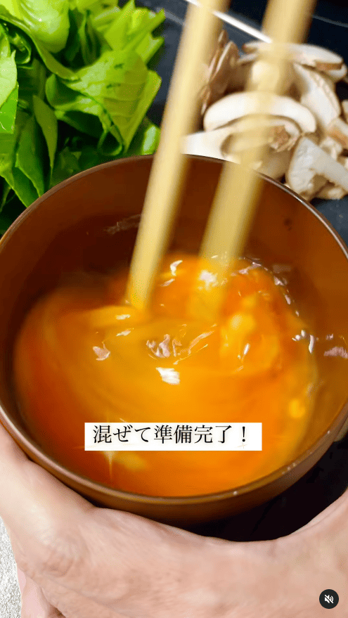 卵は塩ひとつまみとマヨネーズ（少し）を加えて混ぜておく