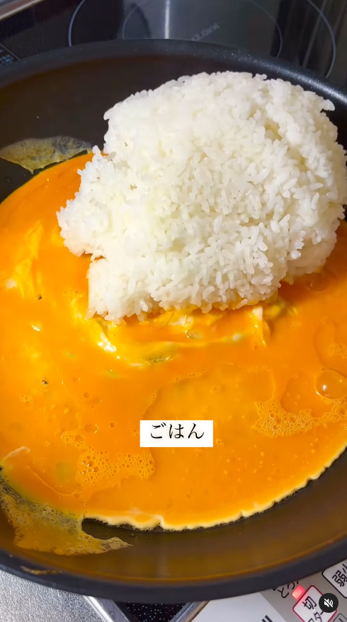 ごはんを入れる