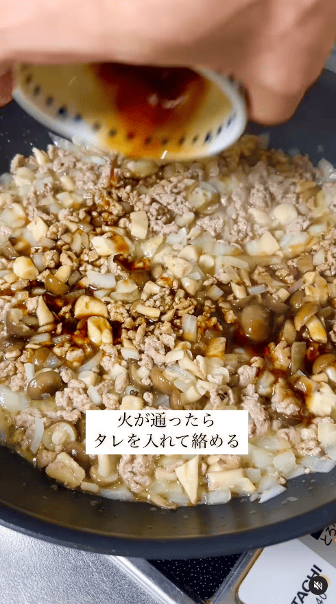タレを加えて全体に絡める