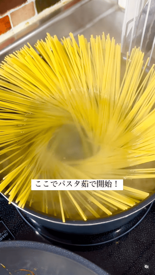 ここでパスタを茹で始める