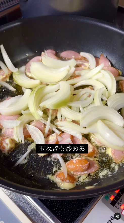 玉ねぎを炒める