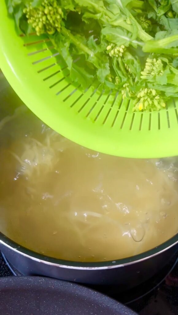 菜の花も一緒に茹でる