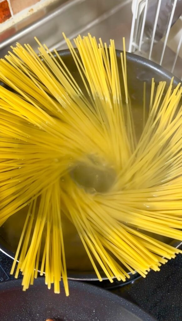 パスタを茹でる
