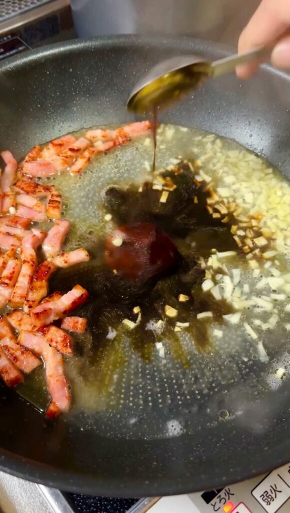 醤油を入れる