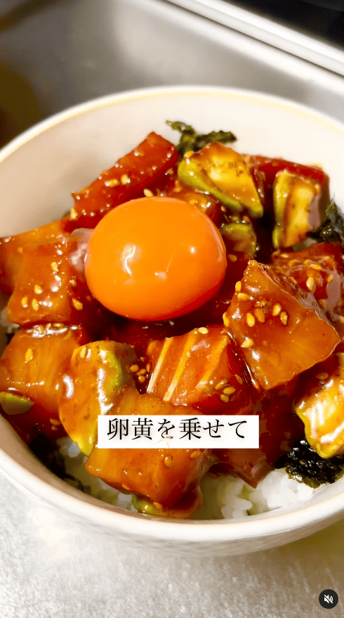 卵黄を乗せる