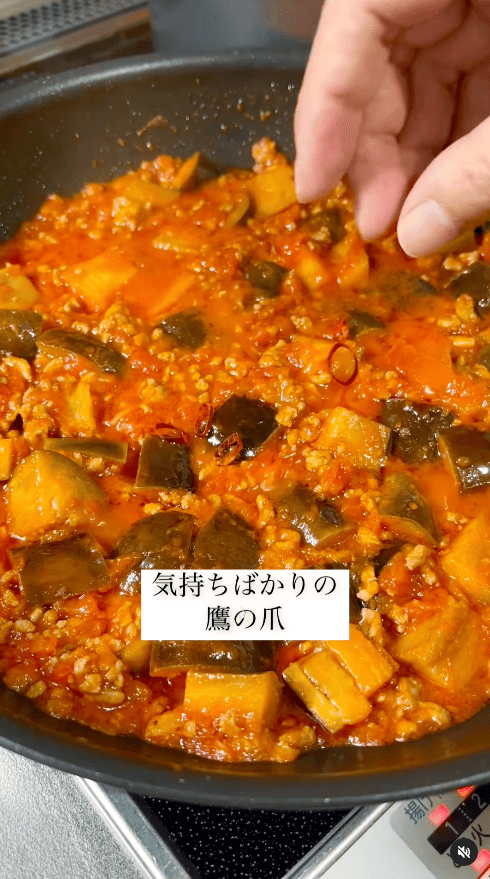 トマトソースに鷹の爪（お好みで）を加えます