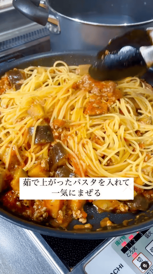 茹で上がったパスタをフライパンに入れて、しっかりソースと絡めたら完成