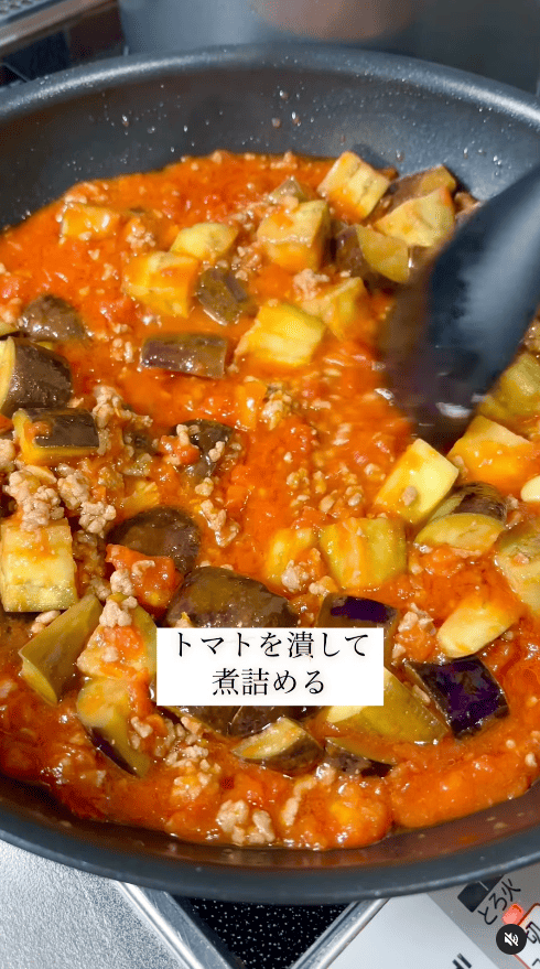 トマトを潰しながら煮詰めます