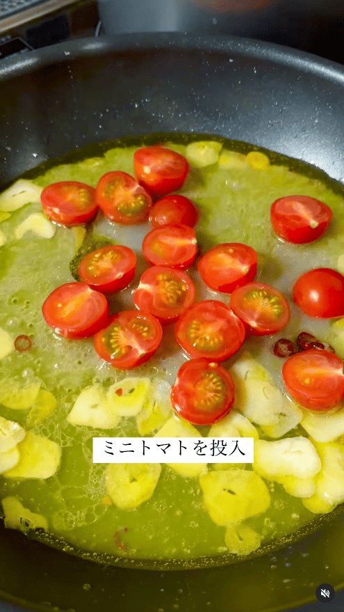 フライパンにミニトマトを投入