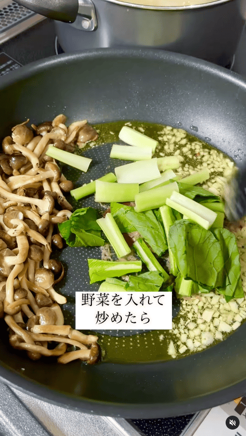 葉野菜（小松菜など）を加えて軽く炒める