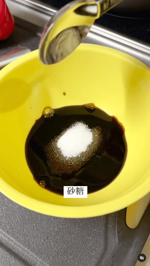 砂糖（大さじ1/2）を入れ
