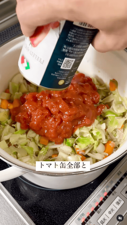 トマト缶を加える