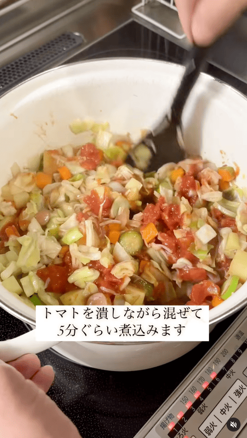 トマトを潰しながら5分ほど煮込む
