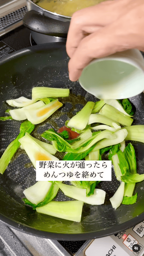 野菜に火が通ったら、めんつゆ（大さじ1）を絡める
