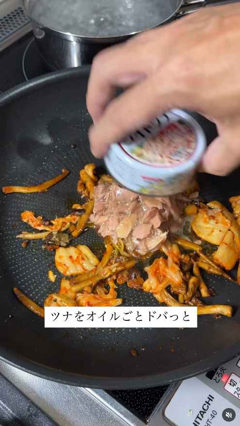 ツナ缶（オイルごと）を加える
