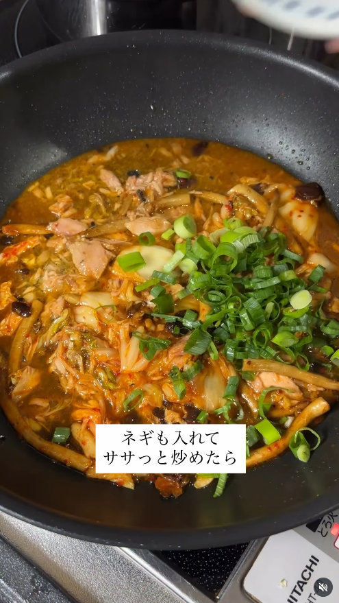 刻みネギを加えてサッと炒め合わせる