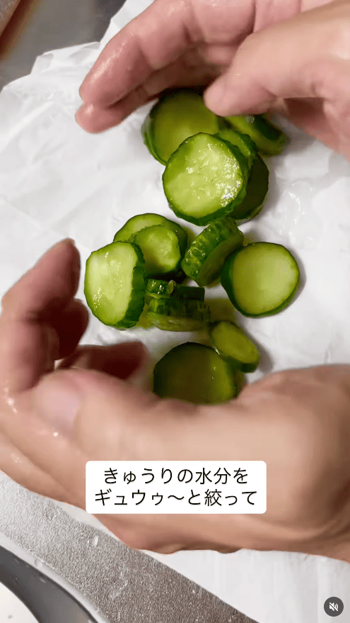 きゅうりを手でしっかりと絞る