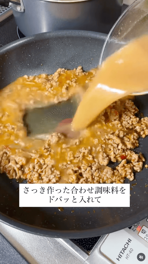 合わせ調味料を加える