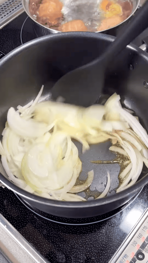 玉ねぎを薄切りにし、ごま油をひいた鍋できつね色になるまで炒める