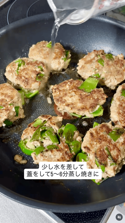裏返して水を少し加え、フタをして5～6分蒸し焼きに