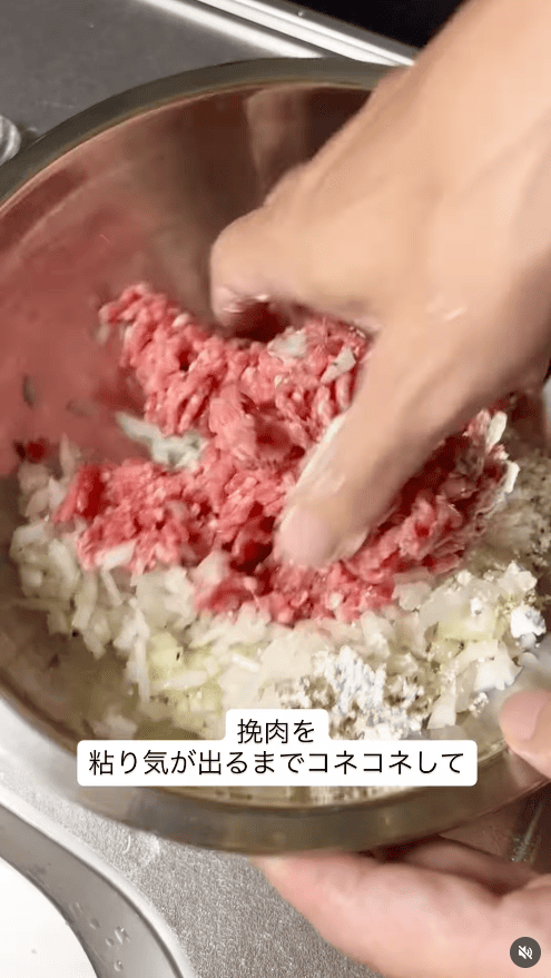 ボウルに合いびき肉・玉ねぎ・卵・塩こしょう・ナツメグ・小麦粉を入れ、粘りが出るまで混ぜる